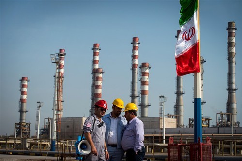 Một cơ sở dầu lửa của Iran - Ảnh: Bloomberg.