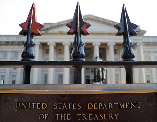 Bên ngoài Bộ Tài chính Mỹ tại Washington. Ảnh:Reuters