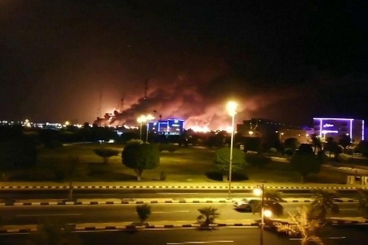 Cơ sở dầu lửa của Saudi Aramco chìm trong biển lửa sau vụ tấn công hôm thứ Bảy - Ảnh: Fox News.