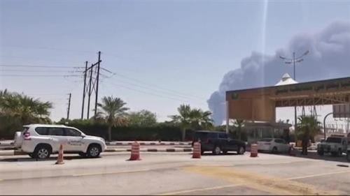 Khói bốc lên từ nhà máy lọc dầu của Aramco ở Abqaiq, Saudi Arabia, sau vụ tấn công ngày 14/9/2019. Ảnh: AFP/TTXVN