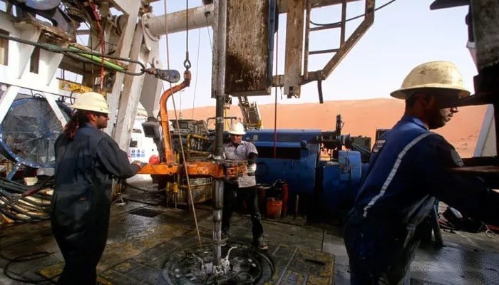 Các công nhân làm việc trên mỏ dầu ở Shaybah, Saudi Arabia hồi năm 2003 - Ảnh: Getty/CNBC.