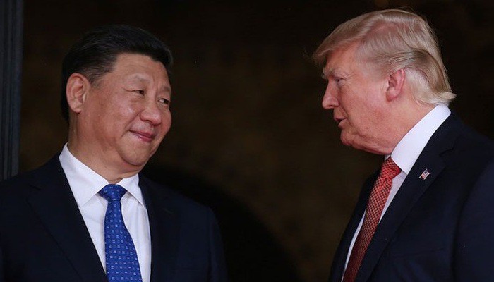 Chủ tịch Trung Quốc Tập Cận Bình (trái) và Tổng thống Mỹ Donald Trump. Thương chiến Mỹ-Trung đang gây sức ép giảm lên tăng trưởng kinh tế toàn cầu - Ảnh: Reuters.
