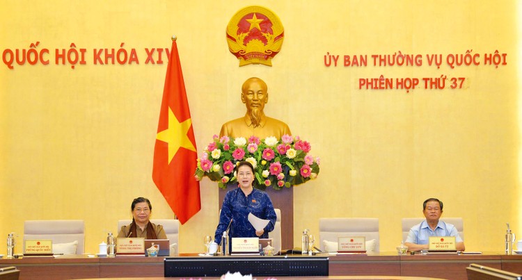 Chủ tịch Quốc hội Nguyễn Thị Kim Ngân phát biểu bế mạc Phiên họp thứ 37 của Ủy ban Thường vụ Quốc hội. Ảnh: Vũ Quang Khánh