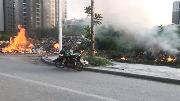 Chiều ngày 24/9/2019, người dân đi làm về phát hiện có đám cháy từ bãi rác đổ trộm ở bên đường Trịnh Văn Bô, quận Nam Từ Liêm, Hà Nội