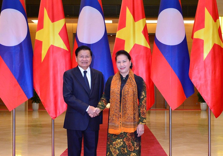 Chủ tịch Quốc hội Nguyễn Thị Kim Ngân và Thủ tướng Lào Thongloun Sisoulith. Ảnh: Hoàng Quỳnh