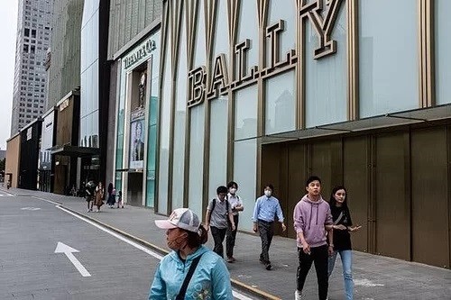 Người trẻ trên một con phố mua sắm ở Trung Quốc.Ảnh: The New York Times