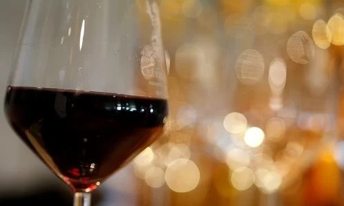 Một ly rượu vang đỏ của Pháp tại một sự kiện ở Sainte-Croix-Du-Mont (Pháp). Ảnh:Reuters