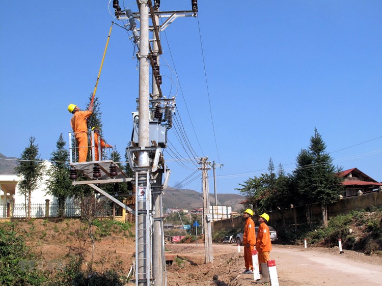 2 gói thầu XL02 và XL03 thuộc Dự án Cấp điện nông thôn từ lưới điện quốc gia tỉnh Bình Phước giai đoạn 2018 - 2020 sử dụng vốn tài trợ của EU. Ảnh minh họa: Quốc Hùng