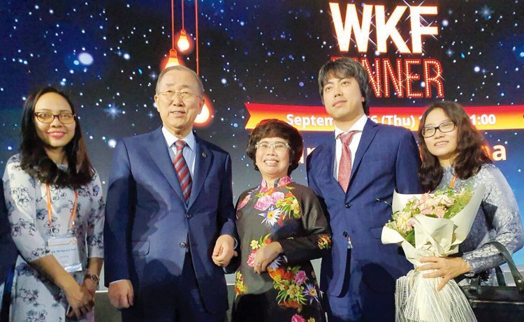 Bà Thái Hương nhận Giải thưởng Nữ doanh nhân quyền lực tại Diễn đàn Tri thức thế giới 2019 tổ chức ở Hàn Quốc