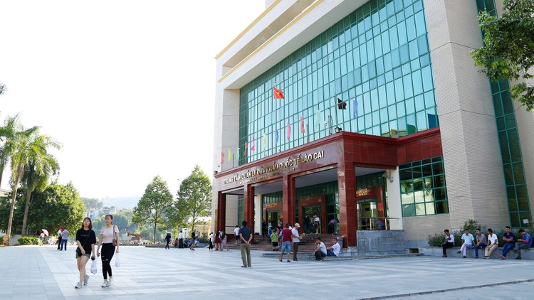 Kim ngạch xuất, nhập khẩu hàng năm của Khu kinh tế cửa khẩu Lào Cai đứng thứ 3 trong các cửa khẩu quốc tế phía Bắc Việt Nam. Ảnh: Lê Tiên