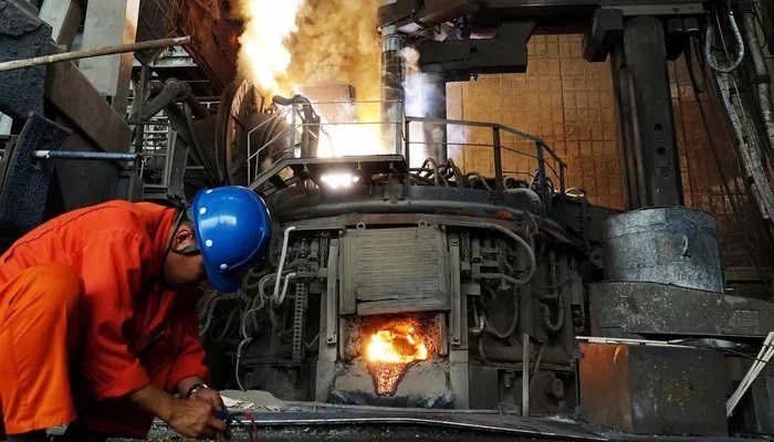 Bên trong một nhà máy thép của Trung Quốc - Ảnh: Reuters.