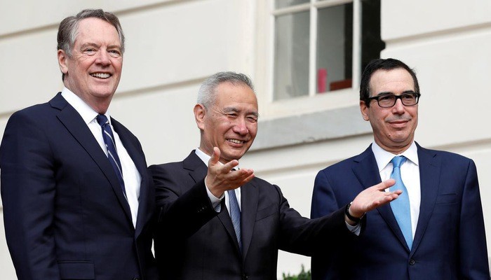 Từ trái qua: Đại diện thương mại Mỹ Robert Ligthizerr, Phó thủ tướng Trung Quốc Lưu Hạc, và Bộ trưởng Bộ Tài chính Mỹ Steven Mnuchin sau khi kết thúc ngày đàm phán đầu tiên 10/10 - Ảnh: Reuters.