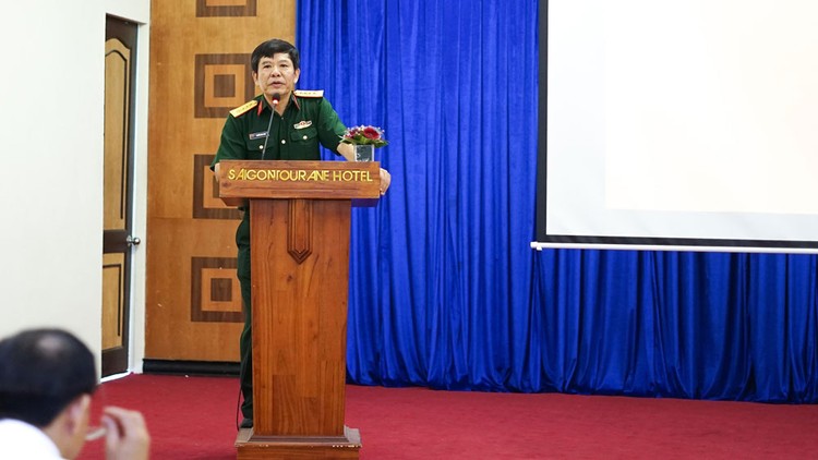 Đại tá Nguyễn Bảo Long, Trưởng phòng Đấu thầu - Cục Kế hoạch và Đầu tư thuộc Bộ Quốc phòng phát biểu khai mạc khóa bồi dưỡng