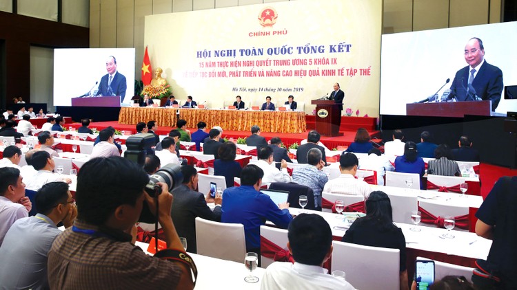 Thủ tướng Nguyễn Xuân Phúc nhấn mạnh, Đảng và Nhà nước mong muốn người dân tham gia liên kết, hợp tác sản xuất, tạo năng lực phát triển mới, vươn ra thị trường thế giới. Ảnh: Lê Tiên