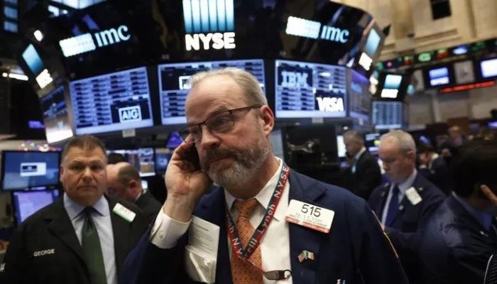 Các nhà giao dịch cổ phiếu trên sàn NYSE ở New York, Mỹ - Ảnh: Reuters.

