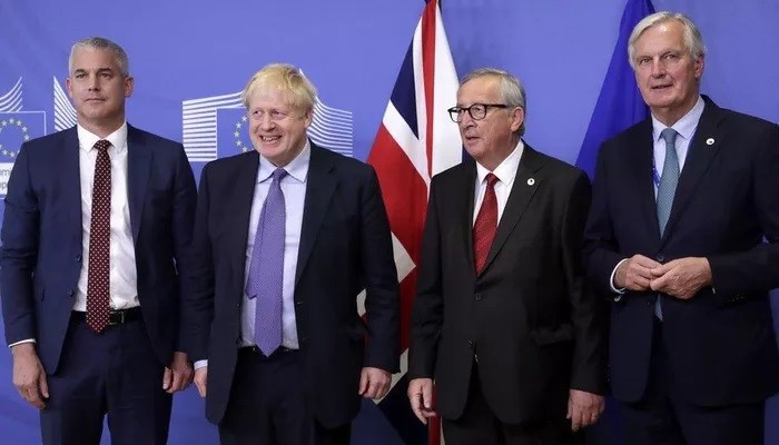 Quan chức Anh và EU cùng Thủ tướng Anh Boris Johnson (thứ hai từ trái sang) và Chủ tịch Uỷ ban châu Âu Jean-Claude Juncker (thứ hai từ phải sang) tại Brussels ngày 17/10 - Ảnh: EPA.