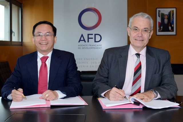 Phó Tổng giám đốc EVN Nguyễn Xuân Nam và ông Rémi Genevey, Vụ trưởng Vụ châu Á của AFD ký kết Thỏa ước tín dụng cho Nhà máy Điện mặt trời Sê San 4