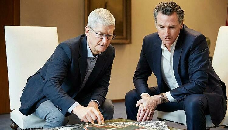 CEO Apple Tim Cook (trái) muốn hỗ trợ giải quyết khủng hoảng nhà ở tại California. Ảnh:Apple