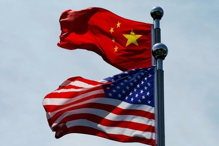 Cờ Mỹ và Trung Quốc tung bay bên bờ sông Hoàng Phố, Thượng Hải, Trung Quốc hôm 30/7. Ảnh:Reuters.