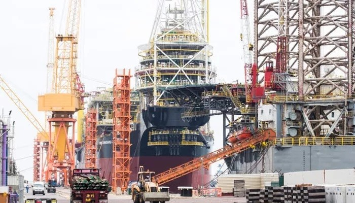 Một tàu chở dầu đang dỡ hàng tại cảng Singapore - Ảnh: Getty/CNBC.