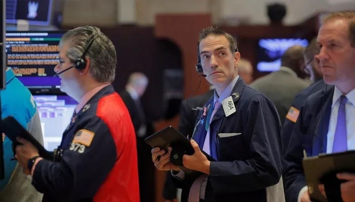 Các nhà giao dịch cổ phiếu trên sàn NYSE ở New York, Mỹ - Ảnh: Reuters
