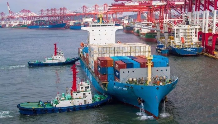 Một tàu container chở hàng đậu ở cảng Thanh Đảo thuộc tỉnh Sơn Đông, Trung Quốc - Ảnh: Getty/CNBC.