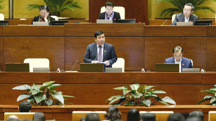 Thay mặt Chính phủ, Bộ trưởng Bộ Kế hoạch và Đầu tư Nguyễn Chí Dũng đã làm rõ một số vấn đề mà các đại biểu Quốc hội quan tâm về Dự án Hồ chứa nước Ka Pét tại Bình Thuận. Ảnh: Vũ Quang Khánh