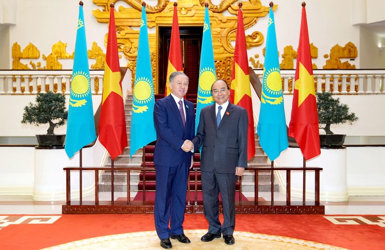 Thủ tướng Nguyễn Xuân Phúc tiếp ông Nurlan Nigmatulin, Chủ tịch Hạ viện Kazakhstan. Ảnh: Hiếu Nguyễn