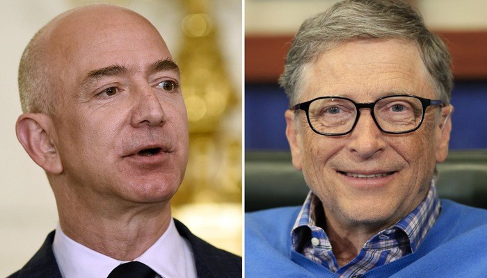 Ông Jeff Bezos (trái) và ông Bill Gates.