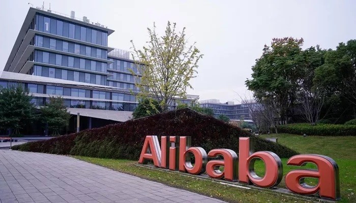 Logo Alibaba tại trụ sở công ty ở Hàng Châu, Trung Quốc - Ảnh: Reuters