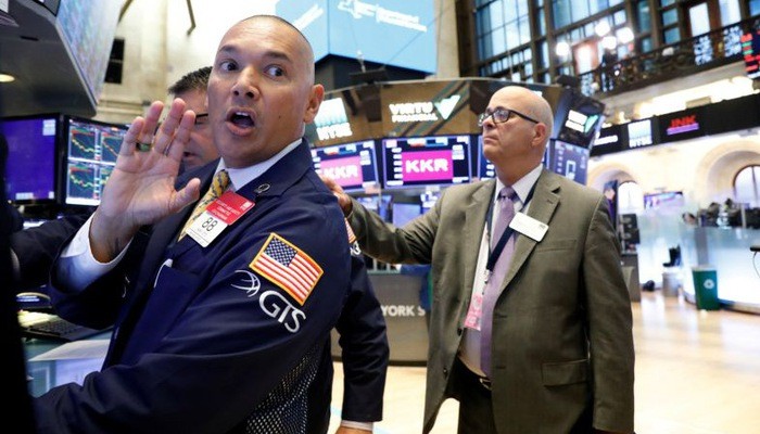 Nhà đầu tư cổ phiếu trên sàn NYSE ở New York, Mỹ - Ảnh: Reuters.