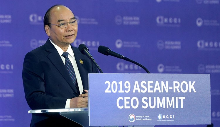 Thủ tướng Nguyễn Xuân Phúc phát biểu tại phiên bế mạc Hội nghị thượng đỉnh CEO ASEAN - Hàn Quốc. Ảnh: Quang Hiếu