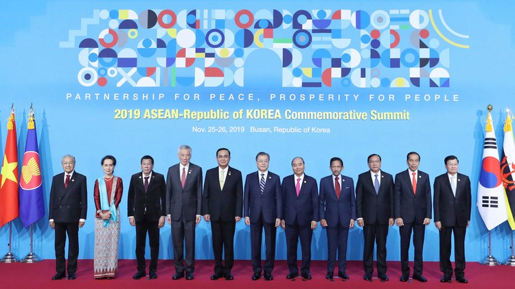 Thủ tướng Nguyễn Xuân Phúc dự khai mạc Hội nghị Cấp cao kỷ niệm 30 năm quan hệ đối tác ASEAN - Hàn Quốc. Ảnh: Quang Hiếu