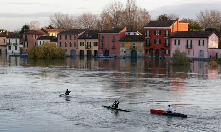 Người dân chèo thuyền về nhà sau khisông Ticinotại Pavia, Italy tràn bờ hôm 25/11. Ảnh:AP.