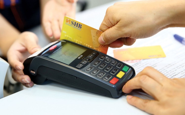 Khi “quẹt” thẻ tín dụng, cần cẩn thận để tránh bị đánh cắp thông tin thẻ và phát sinh những giao dịch gian lận. Ảnh: Lê Tiên