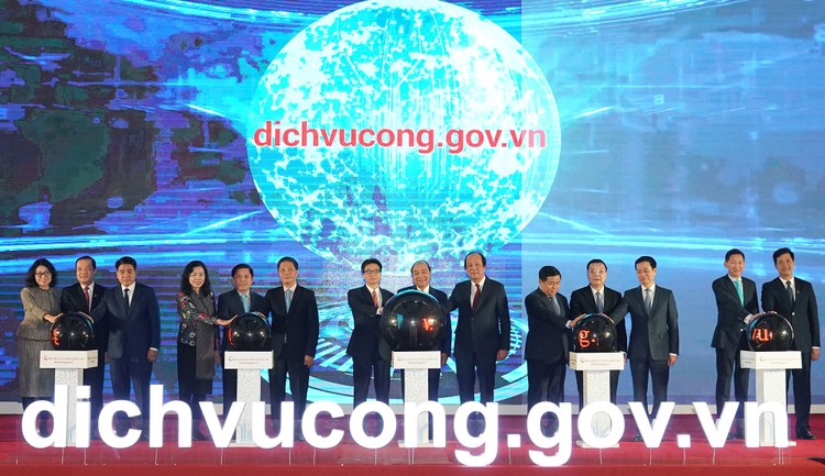 Thủ tướng Nguyễn Xuân Phúc và các đại biểu thực hiện nghi thức khai trương Cổng Dịch vụ công quốc gia. Ảnh: Hiếu Nguyễn