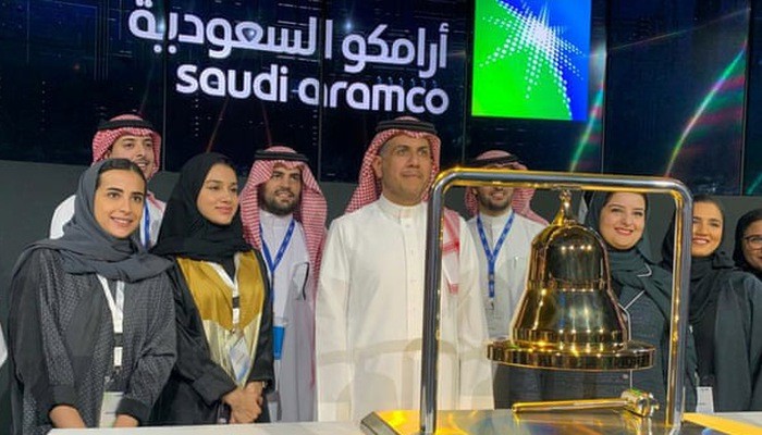 Các quan chức Chính phủ Saudi Arabia và lãnh đạo Saudi Aramco trong lễ chào sàn của cổ phiếu Aramco trên thị trường chứng khoán Riyadh ngày 11/12 - Ảnh: Reuters.