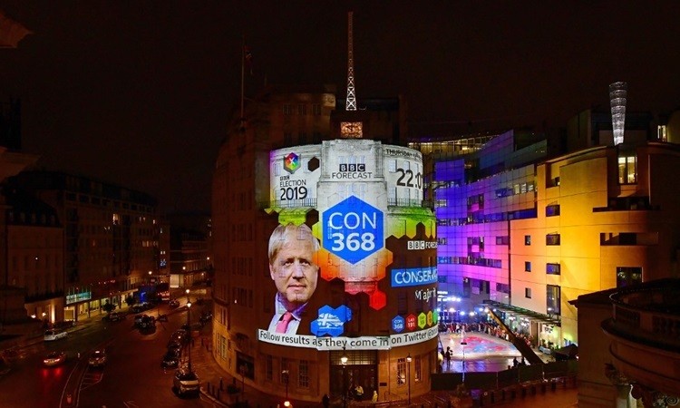 Kết quả thăm dò hiển thị bên ngoài tòa nhà của đài BBC tối 12/12. Ảnh:AFP.