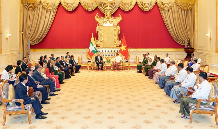 Thủ tướng Nguyễn Xuân Phúc hội kiến Tổng thống Myanmar U Win Myint. Ảnh: Hiếu Nguyễn