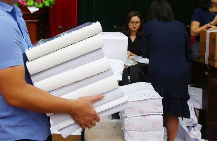 Nhiều gói thầu trên địa bàn huyện Hoài Nhơn, tỉnh Bình Định có HSMT/HSYC đưa ra yêu cầu nhà thầu không bị cấm tham gia đấu thầu trong 3 năm gần đây. Ảnh: Nhã Chi