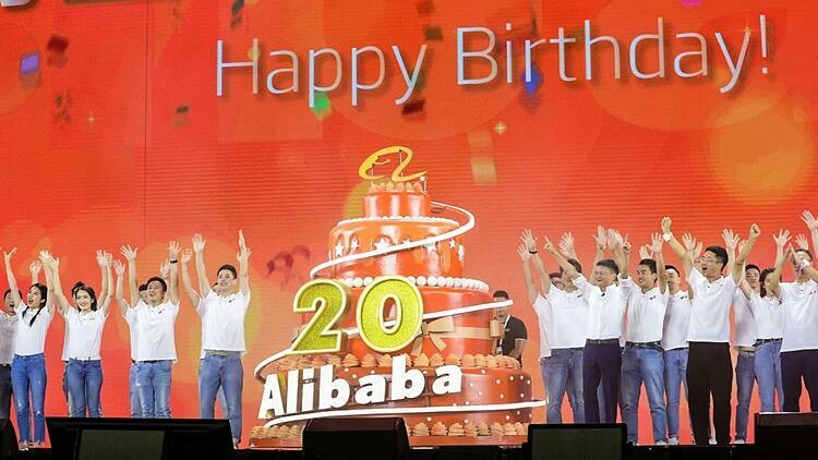 Jack Ma và nhân viên Alibaba trong tiệc sinh nhật công ty hồi tháng 9. Ảnh:Reuters