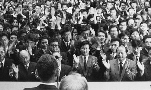 Sở giao dịch chứng khoán Tokyo vào ngày 29/12/1989, khi Nikkei 225 đạt kỷ lục.Ảnh: AP