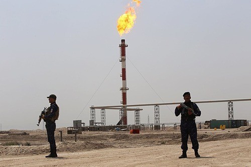 Lực lượng an ninh bảo vệ mỏ dầu của Exxon MobiltạiWest Qurna 1.Ảnh: Reuters