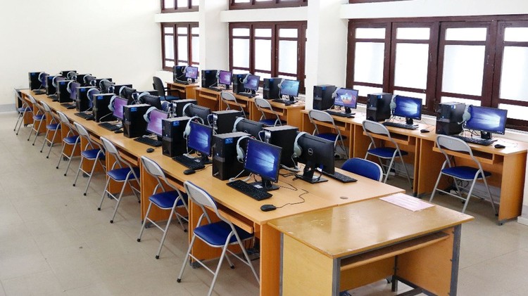 Gói thầu Thiết bị phòng máy vi tính và thiết bị phòng học ngoại ngữ do Sở Giáo dục và Đào tạo Vĩnh Long mời thầu có giá 2,958 tỷ đồng