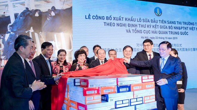 Phó Thủ tướng Vương Đình Huệ và Trưởng ban Kinh tế Trung ương Nguyễn Văn Bình tham dự Lễ công bố lô sữa xuất khẩu chính ngạch đầu tiên của Việt Nam sang Trung Quốc