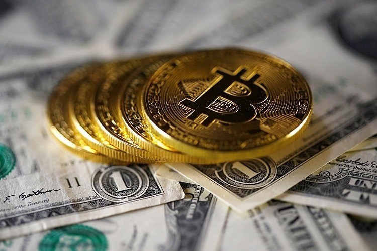 Đồng tiền mô phỏng Bitcoin và đồng đôla Mỹ. Ảnh:Reuters