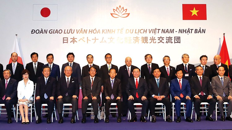 Phó Thủ tướng Vương Đình Huệ, ông Nikai Toshihiro cùng lãnh đạo các bộ, ngành Việt Nam, thành phố Đà Nẵng tại Lễ khai mạc