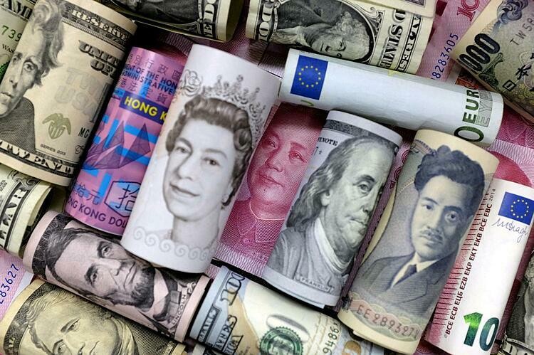 Đôla Mỹ, đôla Hong Kong, yen Nhật, bảng Anh, nhân dân tệ và euro. Ảnh:Reuters