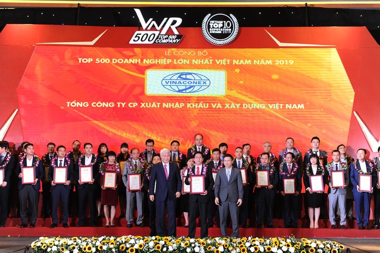 Phó Tổng giám đốc Nguyễn Khắc Hải thay mặt Tổng công ty CP Vinaconex đón nhận danh hiệu tại Lễ công bố TOP 500 doanh nghiệp lớn nhất Việt Nam năm 2019