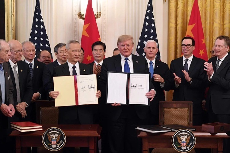 Phó thủ tướng Trung Quốc Lưu Hạc và Tổng thống Donald Trump tại lễ ký thoả thuận thương mại giai đoạn 1. Ảnh:AFP